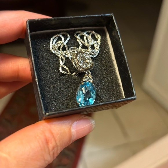 Elegant Blue Pendant Necklace - Picture 3 of 7
